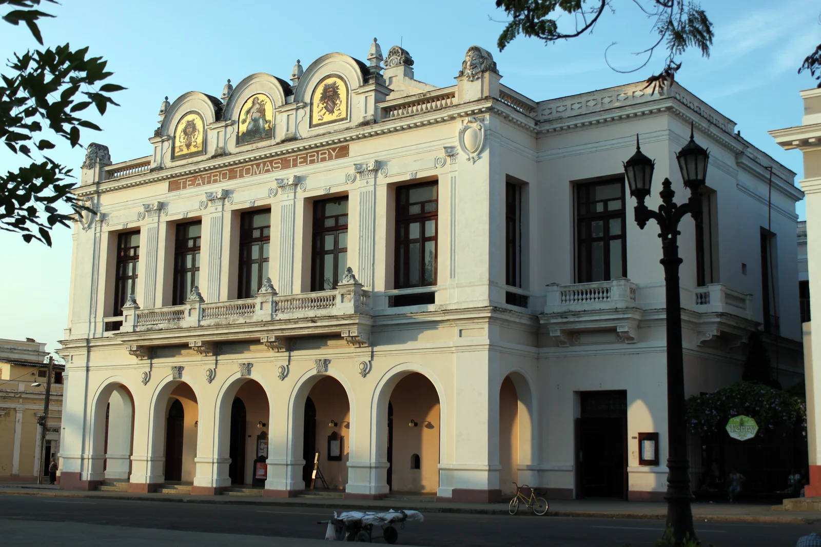Фасад театра Томаса Терри у площади Хосе Марти. Фотография 2012 года.