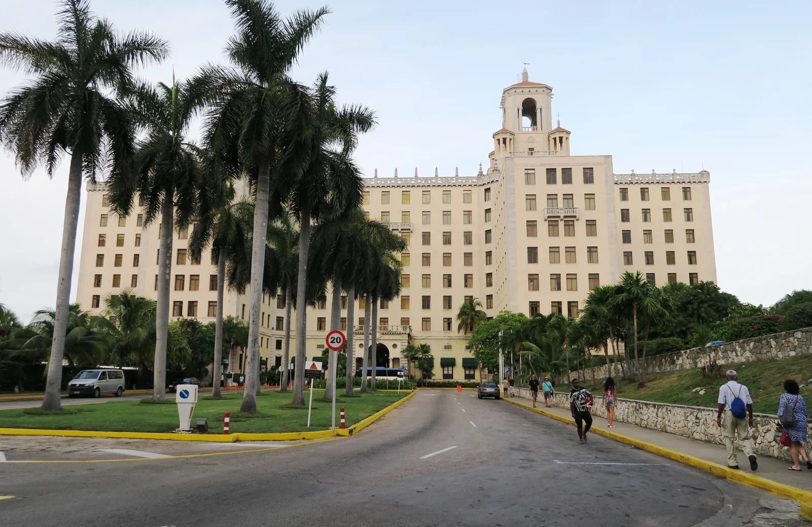 Фасад Hotel Nacional de Cuba и подъездная аллея с пальмами.
