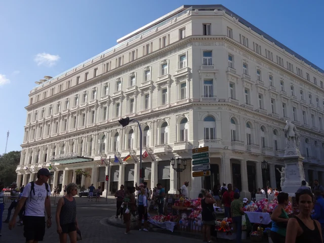 Фасад Gran Hotel Manzana Kempinski. Фотография 2018 года.
