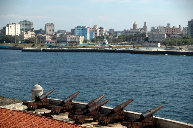 Пушечная батарея Эль-Морро и панорама Гаваны через воду.